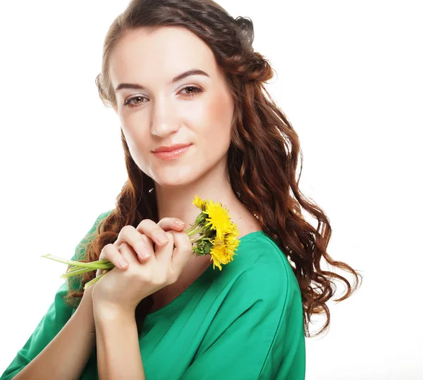 Schöne junge Frau mit großen gelben Löwenzahn — Stockfoto