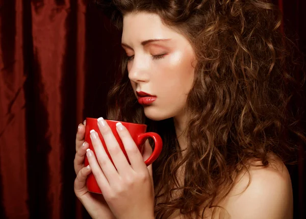 Junge Frau trinkt Kaffee — Stockfoto