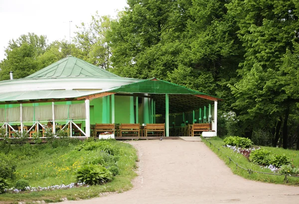 Open air café i en trädgård — Stockfoto