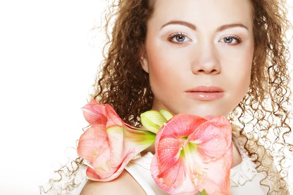 Jeune belle femme avec de grandes fleurs roses — Photo