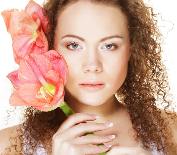 Joven hermosa mujer con grandes flores de color rosa — Foto de Stock