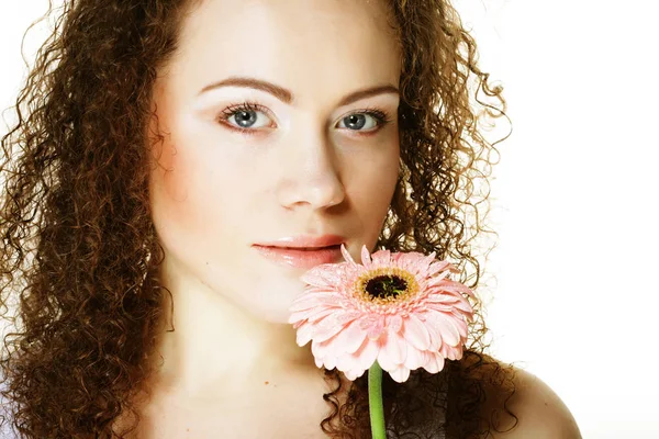 Gyönyörű fiatal nő, nagy rózsaszín gerber — Stock Fotó