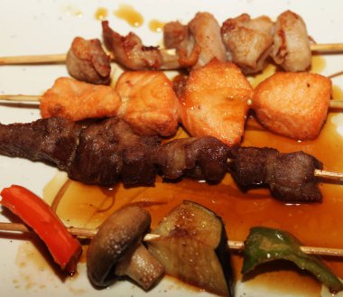Asya restoran beyaz tabakta Çin kebap