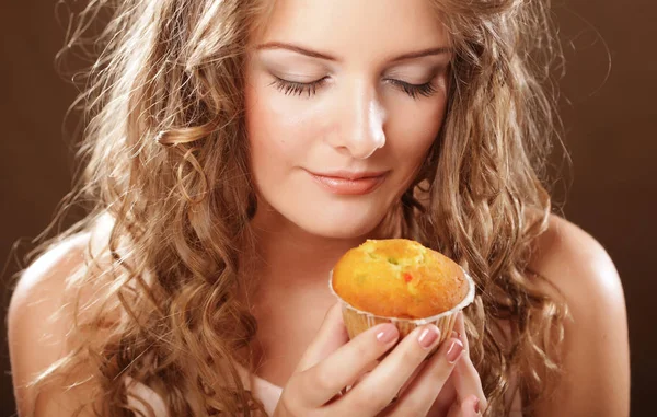 Молодая кудрявая женщина с тортом — стоковое фото