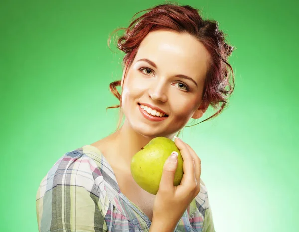 Молодая счастливая улыбающаяся женщина с зеленым яблоком — стоковое фото
