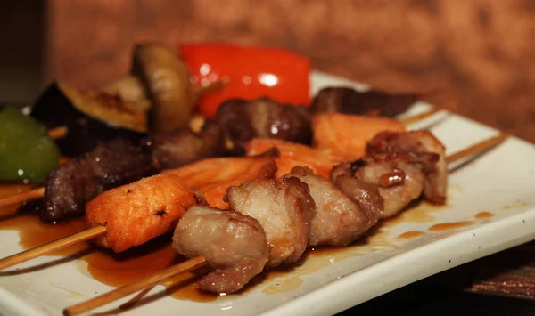 Kebab chino en un plato blanco en el restaurante asiático — Foto de Stock