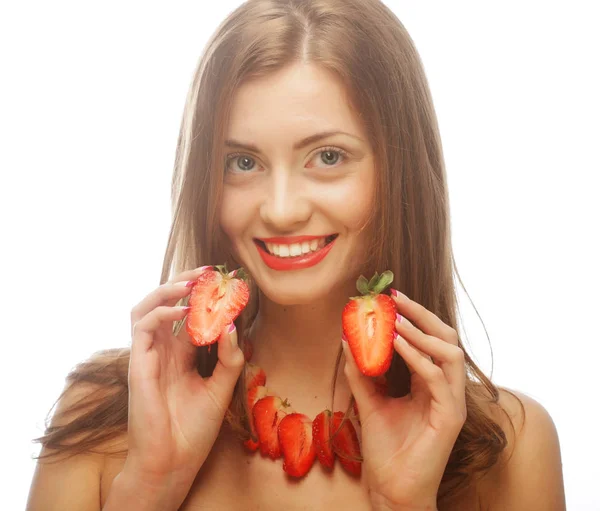 하얀 배경에 딸기를 갖고 있는 여성 — 스톡 사진