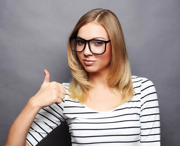 Estilo de vida y el concepto de la gente: Mujer feliz dando pulgar hacia arriba — Foto de Stock