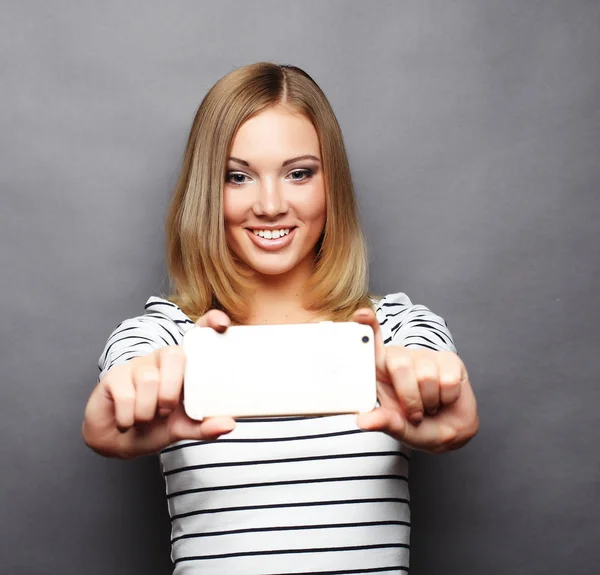 Selfie zamanı. Neşeli genç kadınlar akıllı telefonuyla selfie çekiyorlar.