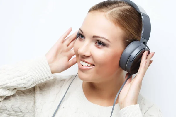 Ung vacker kvinna lyssna musik från hörlurar — Stockfoto