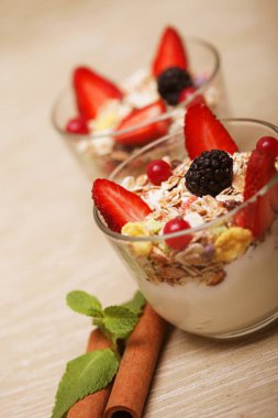 sağlıklı gıda - Yoğurtlu granola