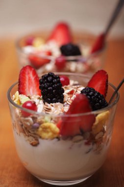 sağlıklı gıda - Yoğurtlu granola