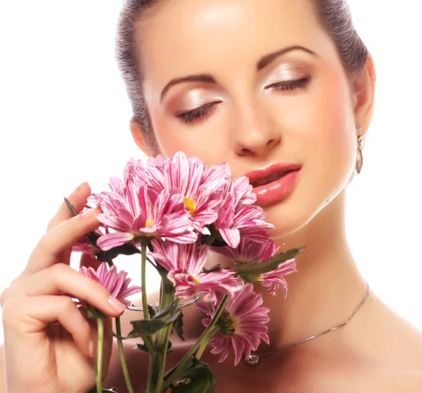 Giovane bella donna con mazzo di fiori rosa isolati su — Foto Stock
