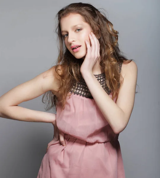 Schöne junge Frau im Sommerkleid. — Stockfoto