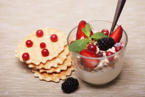 Granola con bayas y galletas —  Fotos de Stock