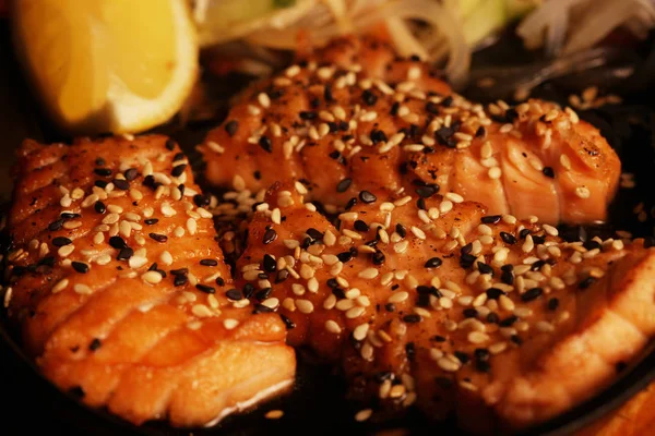 Salmón a la parrilla con ensalada fresca — Foto de Stock