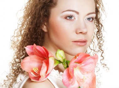 büyük pembe çiçekler olan güzel kadın