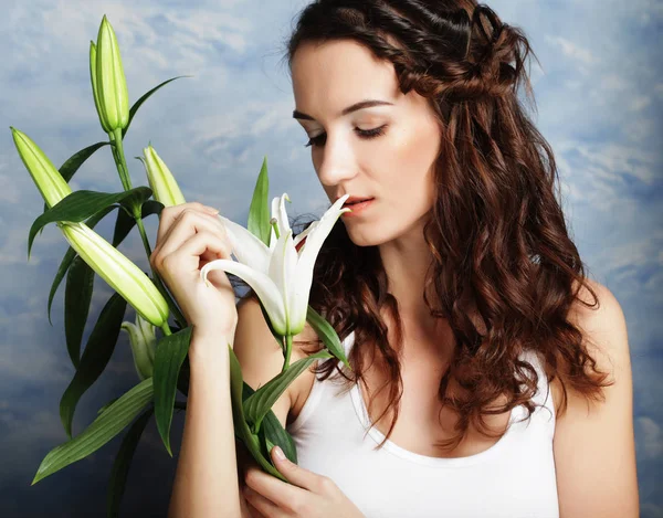 Schönheit Gesicht der jungen Frau mit rosa Lilie — Stockfoto