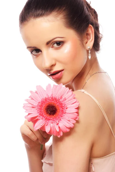 Mooie vrouw met roze bloem geïsoleerd op wit — Stockfoto