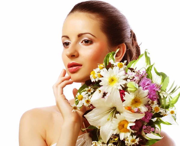 Mulher bonita com buquê de flores diferentes — Fotografia de Stock