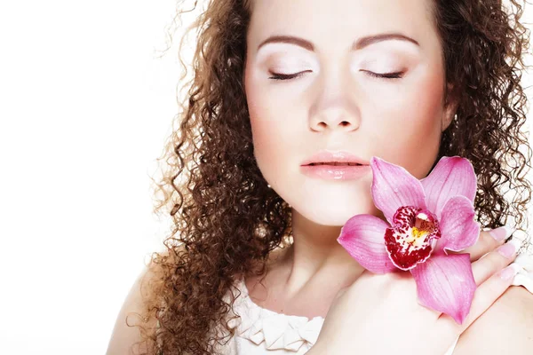 Bella giovane donna con orchidea rosa — Foto Stock