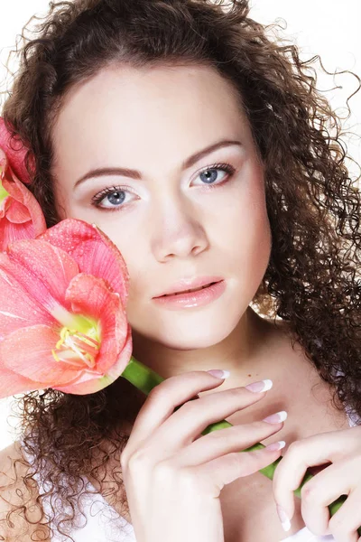 Mooie jongedame met grote roze bloemen — Stockfoto
