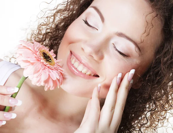 Mooie jonge vrouw met grote roze gerber — Stockfoto