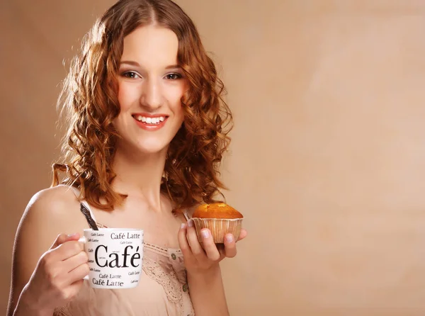 Jeune femme avec café et gâteau — Photo