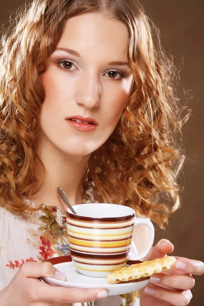 Schönes Mädchen trinkt Tee oder Kaffee. — Stockfoto