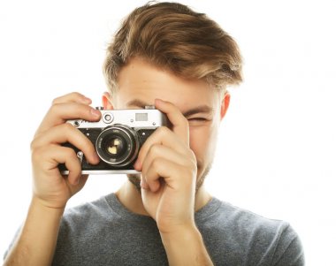 Yakışıklı genç adam kameraya bakıyor.