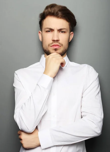 Portret van een knappe, zelfverzekerde zakenman — Stockfoto