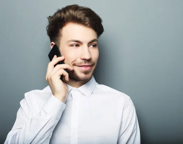 Retrato de um jovem empresário falando ao telefone — Fotografia de Stock