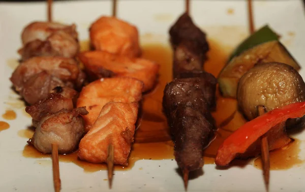 Kebab chinezesc pe o farfurie albă în restaurantul asiatic — Fotografie, imagine de stoc