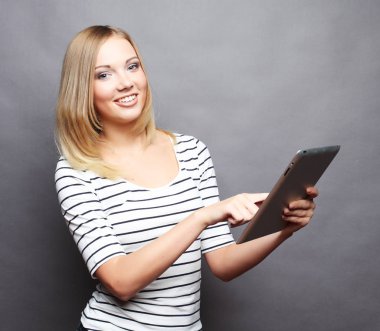 mutlu genç kız ile tablet pc bilgisayar