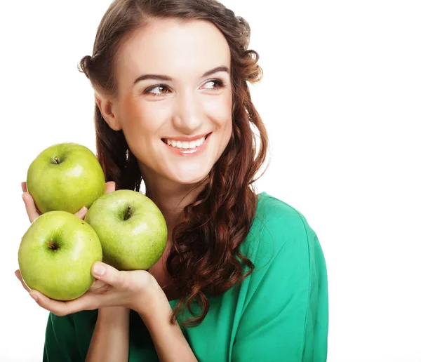 Νεαρή ευτυχισμένη γυναίκα που κρατάει πράσινα μήλα. — Φωτογραφία Αρχείου
