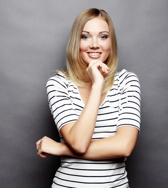 Estilo de vida y concepto de la gente: Joven linda chica rubia sonriente —  Fotos de Stock