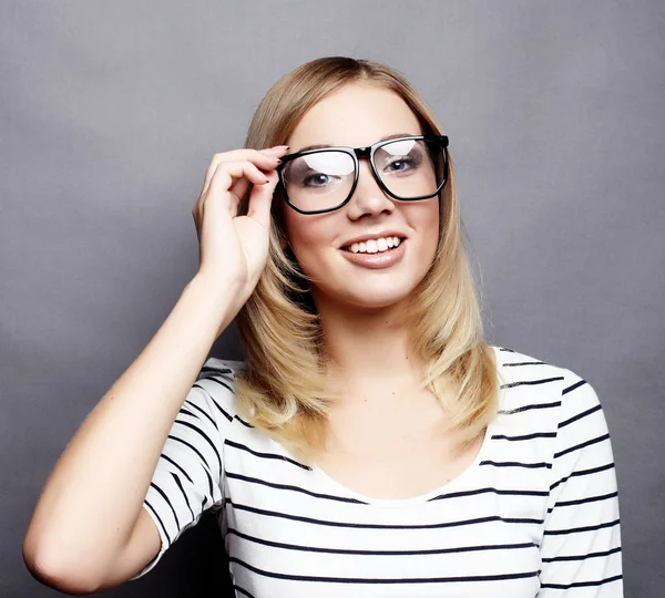 Estilo de mujer casual joven sobre fondo gris, retrato de estudio . — Foto de Stock