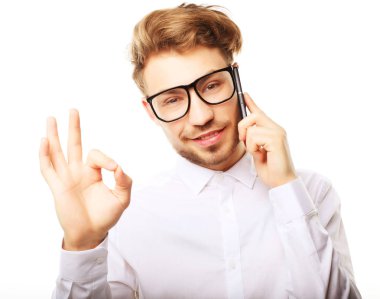 El hareketi ve üzerinde konuşurken gülümseyen tişörtlü mutlu genç adam