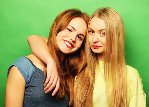 Emocji, ludzi, Nastolatki i pojęcie przyjaźni - uśmiechający się ładny — Zdjęcie stockowe