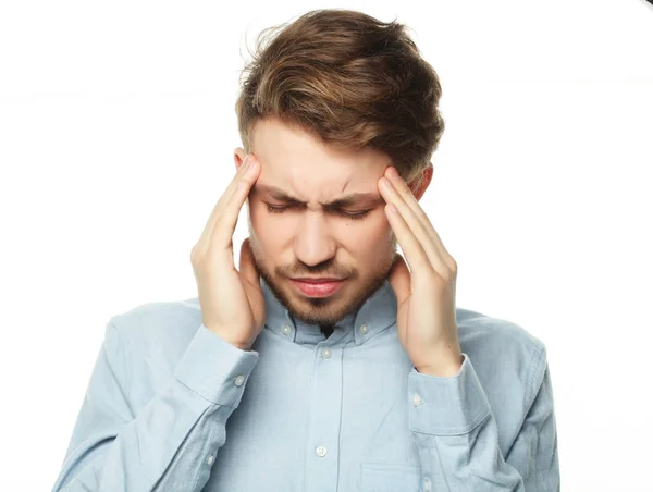 Joven hombre de negocios tocándose la cabeza y manteniendo los ojos cerrados —  Fotos de Stock