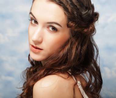 Kıvırcık saçlı güzel bir genç kadın.