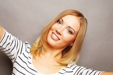 Selfie zamanı. Neşeli genç kadınlar akıllı telefonuyla selfie çekiyorlar.