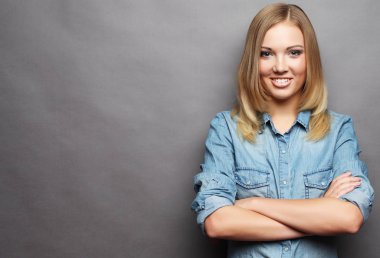 Yaşam tarzı ve insan konsepti: Genç, sevimli, gülümseyen sarışın kız