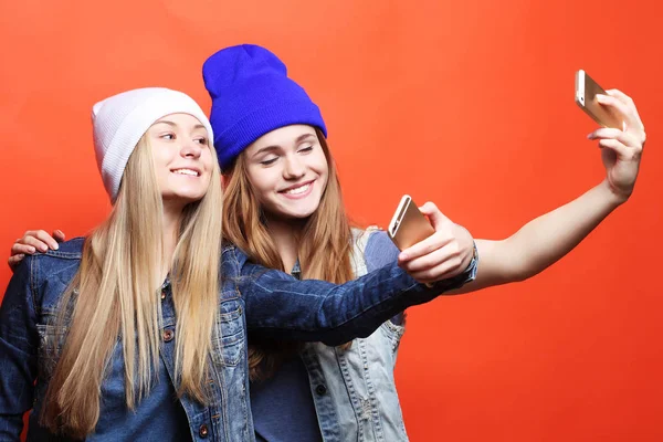 Twee tienermeisjes vrienden in hipster outfit maken selfie op een pho — Stockfoto