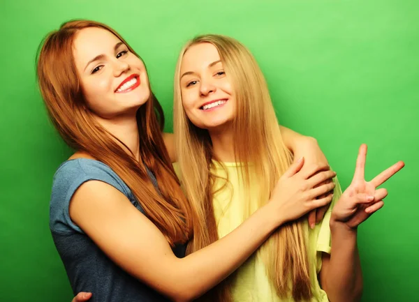 Emocji, ludzi, Nastolatki i pojęcie przyjaźni - dwóch młodych nastolatek — Zdjęcie stockowe