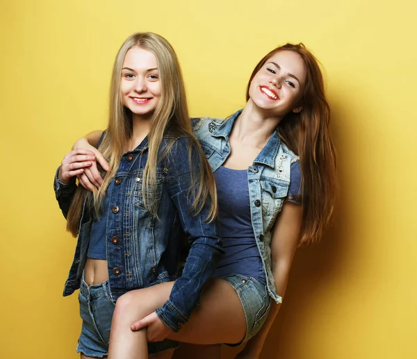 Estilo de vida y el concepto de la gente: Dos amigas de pie juntas —  Fotos de Stock