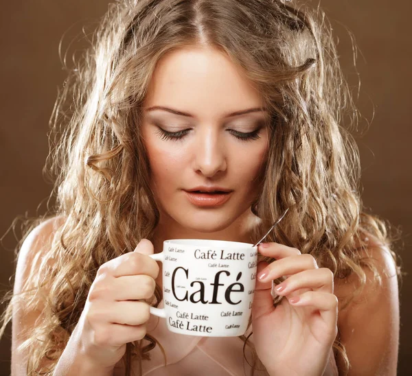 Hermosa chica bebiendo té o café . —  Fotos de Stock