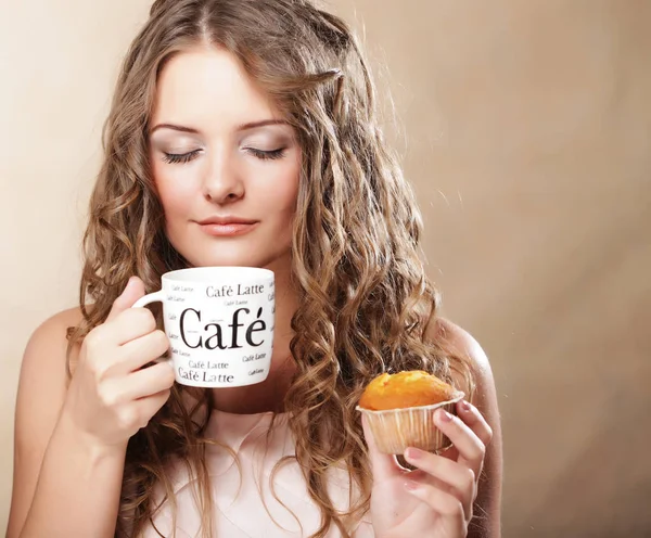 Mladá žena s kávou a koláčem — Stock fotografie