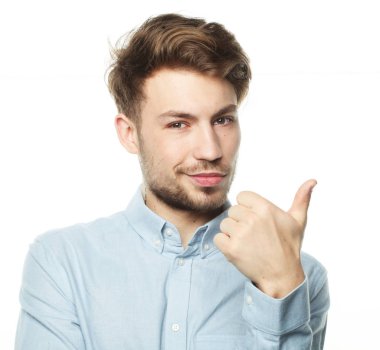 Mutlu gülümseyen adam beyaz arka planda el işaretini gösteriyor.