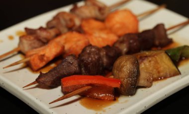 Asya restoran beyaz tabakta Çin kebap